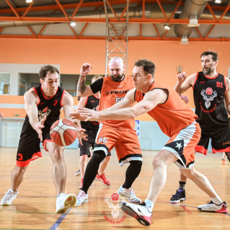 Jelenie zrzuciły rogi i pojechały na mecz.